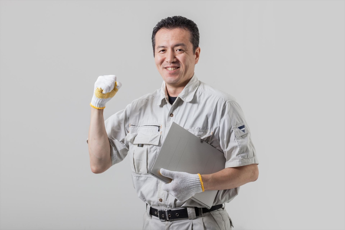 ポーズを決める作業服の男性 (34)